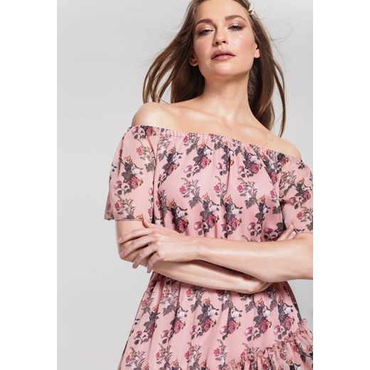 Sukienka Renee różowa maxi z krótkimi rękawami z odkrytymi ramionami w kwiaty 