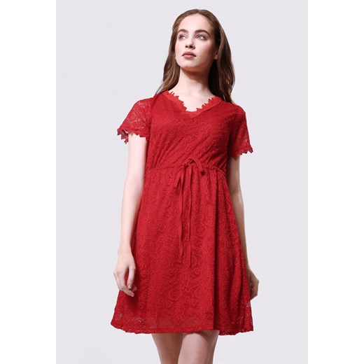 Sukienka Born2be z dekoltem v mini bez wzorów czerwona z krótkim rękawem 