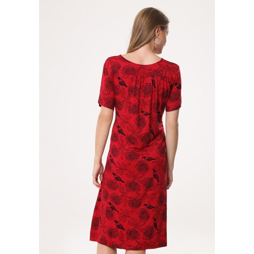 Sukienka czerwona Born2be na spacer z długim rękawem rozkloszowana w abstrakcyjnym wzorze 