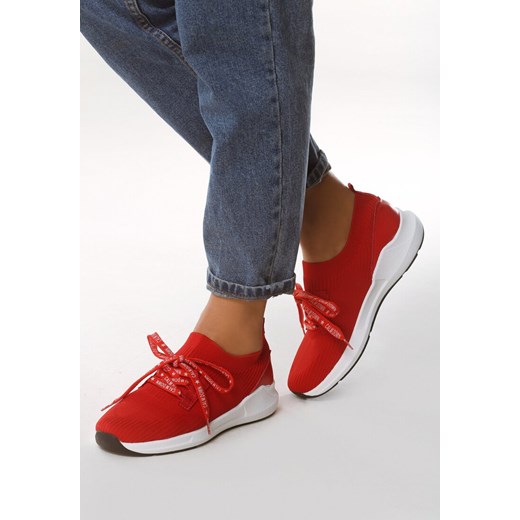 Buty sportowe damskie Born2be sznurowane z nadrukami czerwone na płaskiej podeszwie 