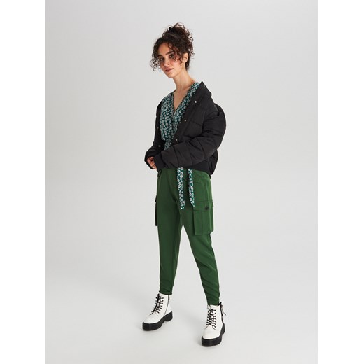 Spodnie damskie zielone Cropp w militarnym stylu bez wzorów 