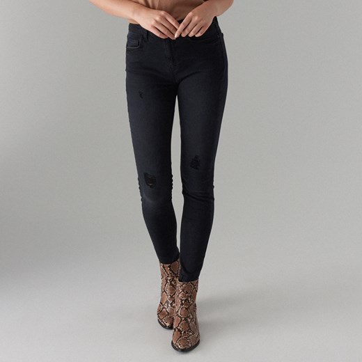 Czarne jeansy damskie Mohito w miejskim stylu na wiosnę 
