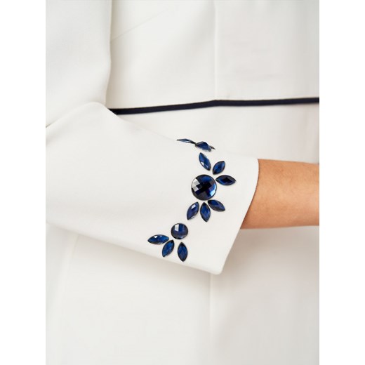 Sukienka Potis & Verso wyszczuplająca midi z długimi rękawami biała biznesowa z dekoltem w serek 