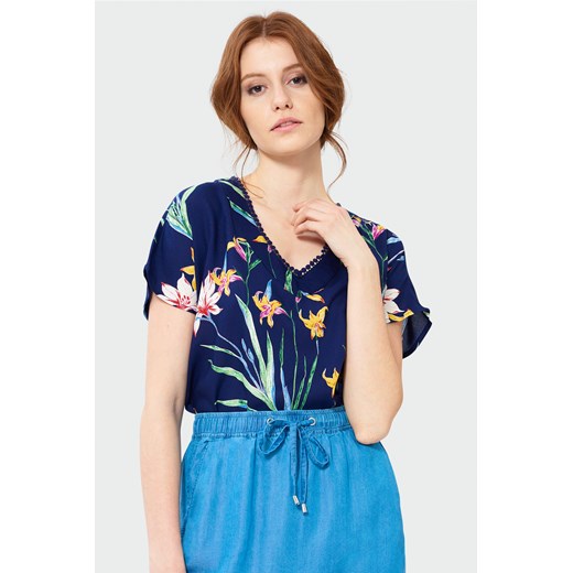 Bluzka damska niebieska Greenpoint w kwiaty z krótkim rękawem w serek z wiskozy 