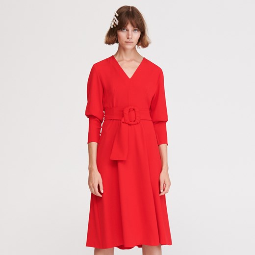 Sukienka Reserved z długim rękawem czerwona rozkloszowana z dekoltem v z paskiem midi 