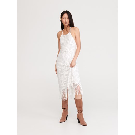 Sukienka Reserved biała z odkrytymi ramionami z frędzlami 