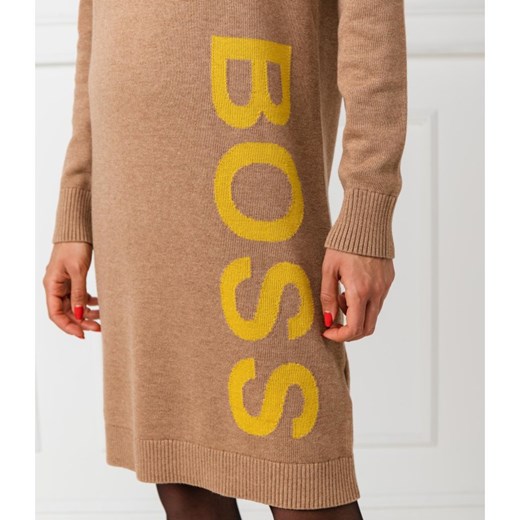 Sukienka BOSS Hugo na co dzień wełniana beżowa z golfem casual