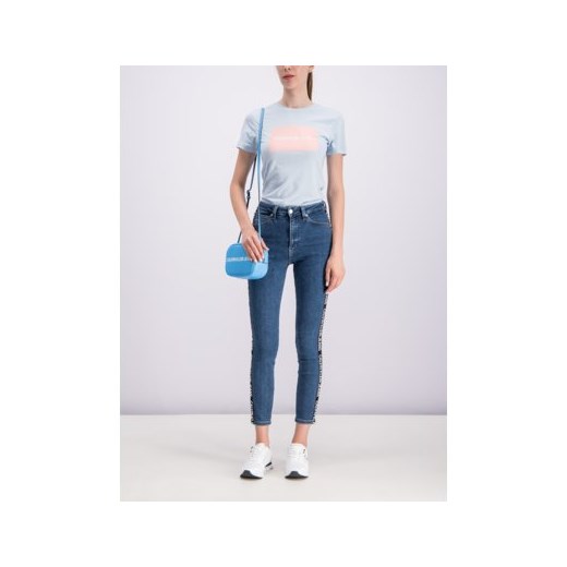 Bluzka damska niebieska Calvin Klein casualowa z nadrukami z krótkim rękawem 