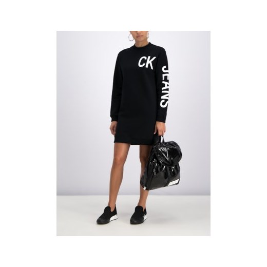 Sukienka Calvin Klein mini czarna oversize na spacer z długim rękawem casual z napisem 