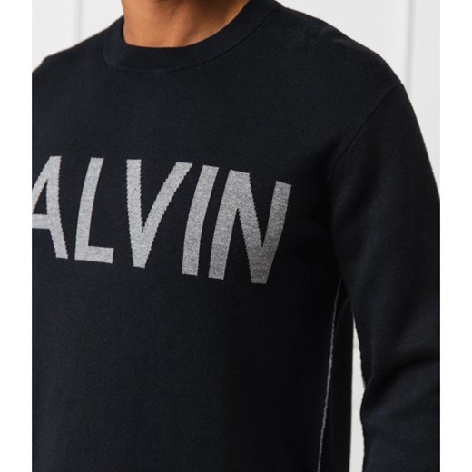 Sweter męski Calvin Klein na zimę z napisem 