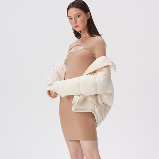 Sinsay - Bawełniana sukienka z pęknięciem na dekolcie - Beżowy Sinsay  XL 