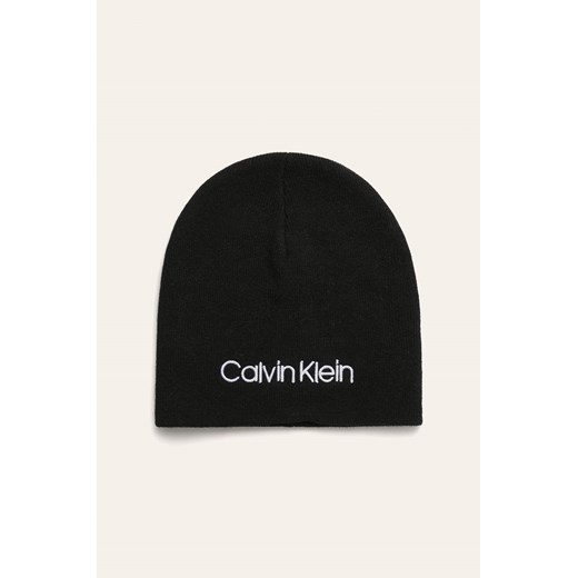 Czarna czapka zimowa damska Calvin Klein w stylu młodzieżowym 