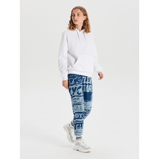 Cropp - Mom jeans z nadrukiem all over - Granatowy  Cropp 32 