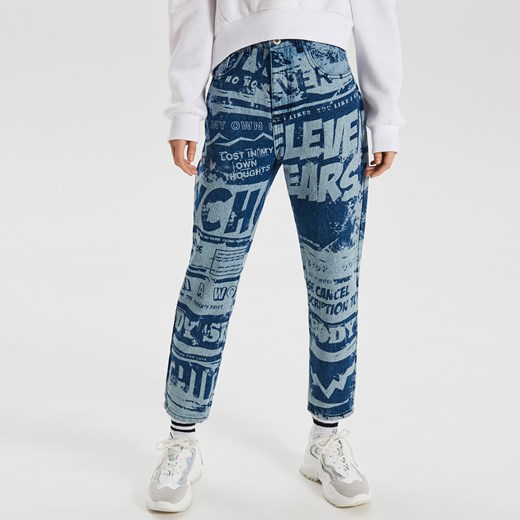 Cropp - Mom jeans z nadrukiem all over - Granatowy  Cropp 32 