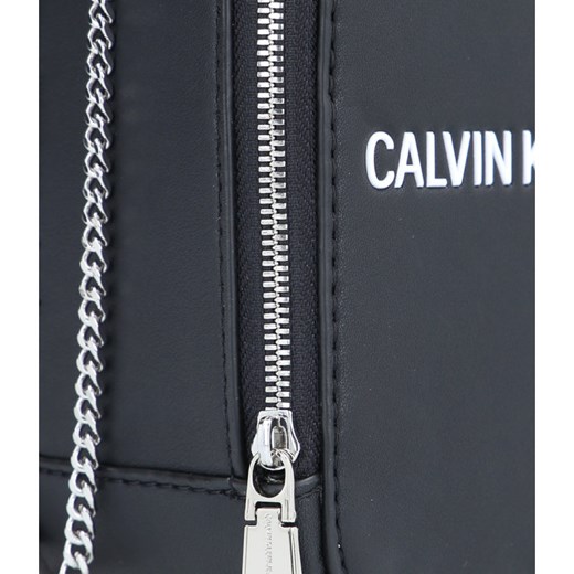 Listonoszka Calvin Klein na ramię w stylu młodzieżowym mała 