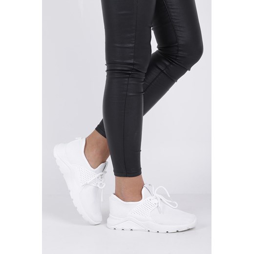 Buty sportowe damskie Casu białe sznurowane na płaskiej podeszwie bez wzorów 