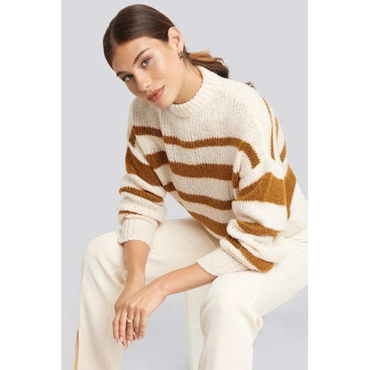 Sweter damski NA-KD Trend z okrągłym dekoltem 