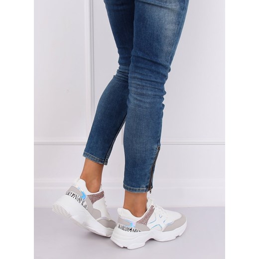 Buty sportowe damskie białe bez wzorów sznurowane na płaskiej podeszwie 