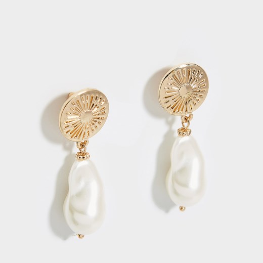 Mohito - Wiszące kolczyki z perłą syntetyczną - Biały  Mohito One Size 
