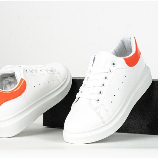Białe sportowe tenisówki z neonową pomarańczową wstawką Tricky - Obuwie Royalfashion.pl 39