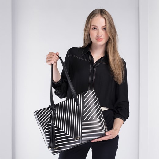 Shopper bag czarna Wittchen duża z nadrukiem ze skóry ekologicznej 