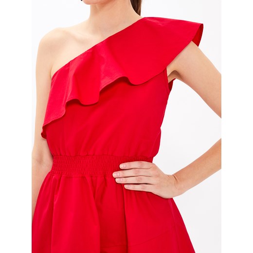 Sukienka czerwona Gate z odkrytymi ramionami mini na randkę 