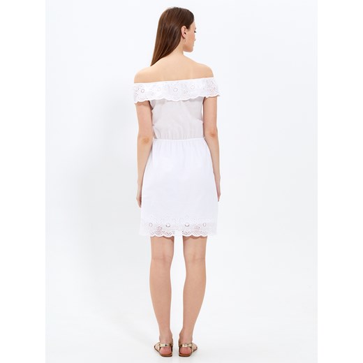 Sukienka Gate z odkrytymi ramionami biała z haftami 