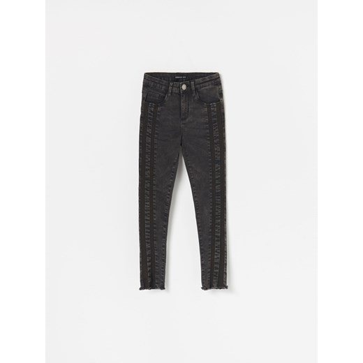 Reserved - Jeansy slim z surowym wykończeniem - Czarny  Reserved 128 