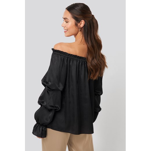 Bluzka damska NA-KD Trend czarna z dekoltem typu hiszpanka z długim rękawem 