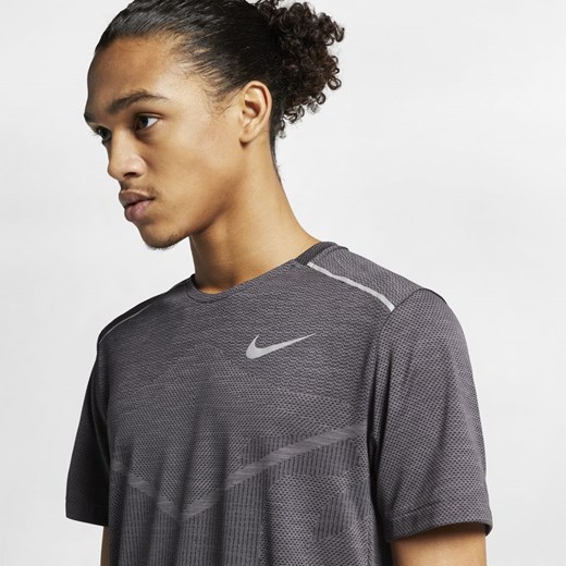 Koszulka sportowa czarna Nike na wiosnę 