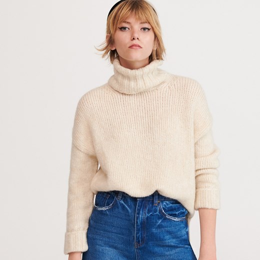 Beżowy sweter damski Reserved na zimę 
