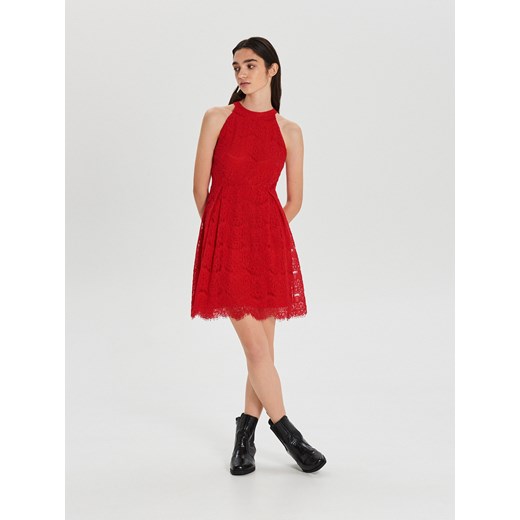 Sukienka Cropp z dekoltem halter mini czerwona na randkę rozkloszowana elegancka 