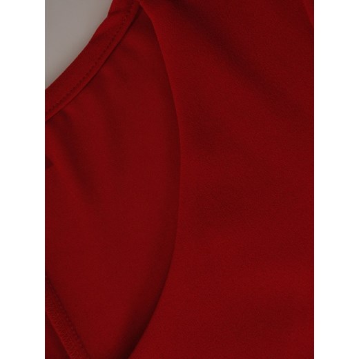 Sukienka czerwona Modbis z dekoltem w łódkę midi bez wzorów z długim rękawem 