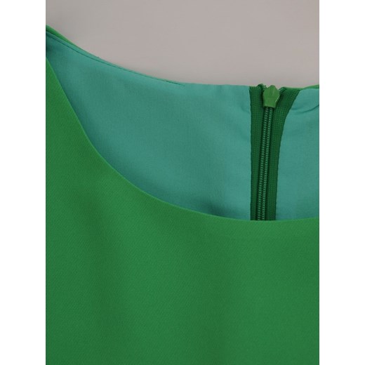 Luźna sukienka odsłaniająca ramiona 16780, trapezowa kreacja w kolorze zielonym