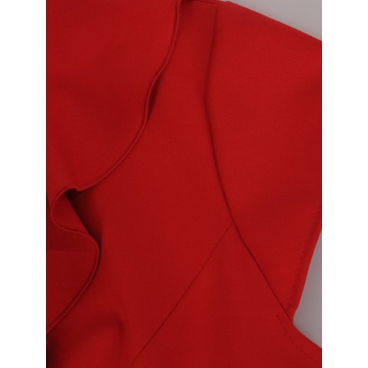 Elegancka sukienka z żabotem 16342, czerwona kreacja o wyszczuplającym kroju.