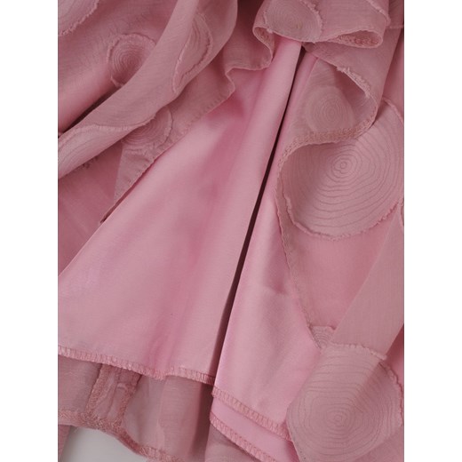 Rozkloszowana sukienka w koła Pilar, różowa kreacja z tkaniny.