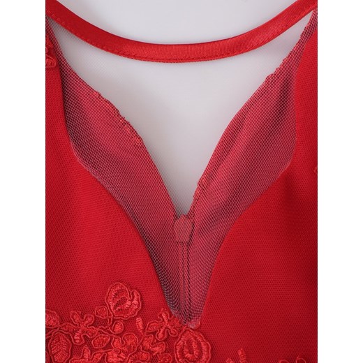 Rozkloszowana sukienka Skarlet VIII, czerwona kreacja z artystycznie wykończonym dekoltem.