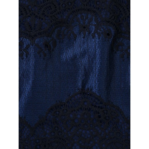 Elegancka sukienka z granatowej koronki 14425, kreacja z ozdobnymi rękawami.