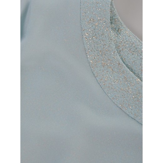 Błyszcząca sukienka Flawia XV, kreacja z szyfonową narzutką.