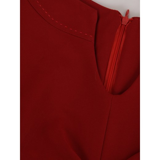 Sukienka damska Alberta IV, czerwona kreacja w fasonie maskującym biodra i uda.