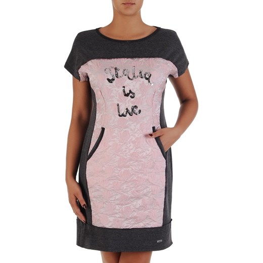 Kreszowana sukienka Melania, nowoczesna kreacja z napisem.
