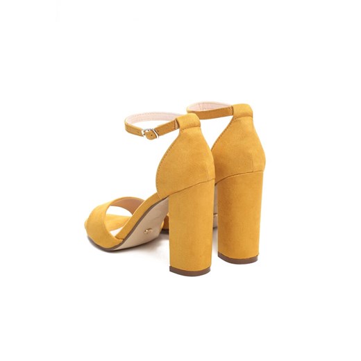Żółte sandały damskie Born2be z klamrą na wysokim obcasie bez wzorów 