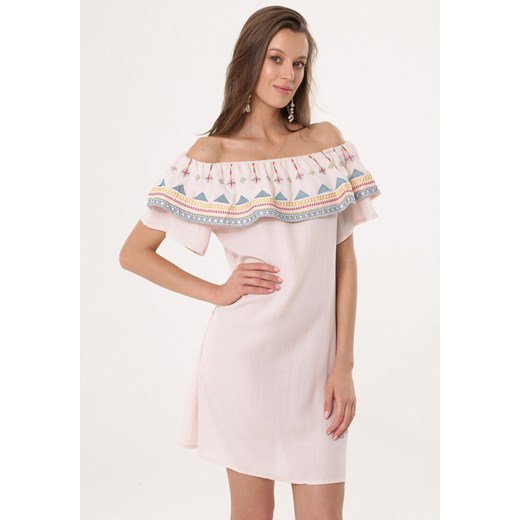 Sukienka Born2be z odkrytymi ramionami w abstrakcyjnym wzorze casual mini