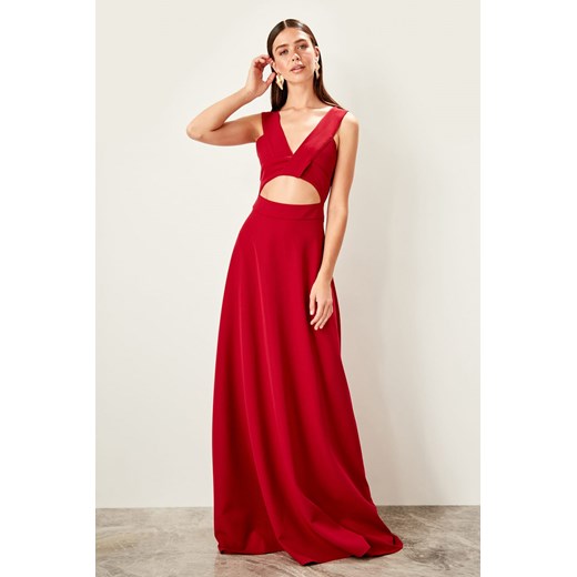 Sukienka Trendyol czerwona z dekoltem w serek maxi 