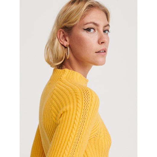 Żółty sweter damski Reserved z okrągłym dekoltem 