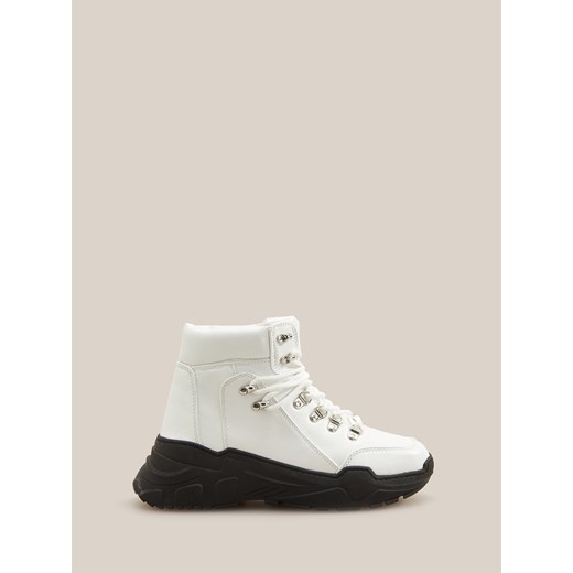 Sneakersy damskie Reserved sportowe białe bez wzorów na płaskiej podeszwie sznurowane 