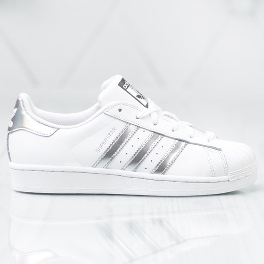 Buty sportowe damskie Adidas białe na płaskiej podeszwie na wiosnę 