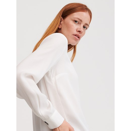 Biała bluzka damska Reserved casualowa z dekoltem w serek 