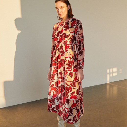 Sukienka Reserved z dekoltem w serek na spacer z długim rękawem w abstrakcyjnym wzorze 