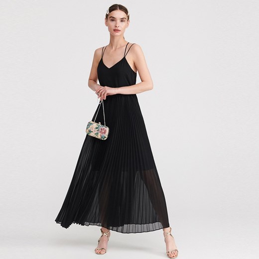 Sukienka Reserved maxi czarna z odkrytymi ramionami elegancka 